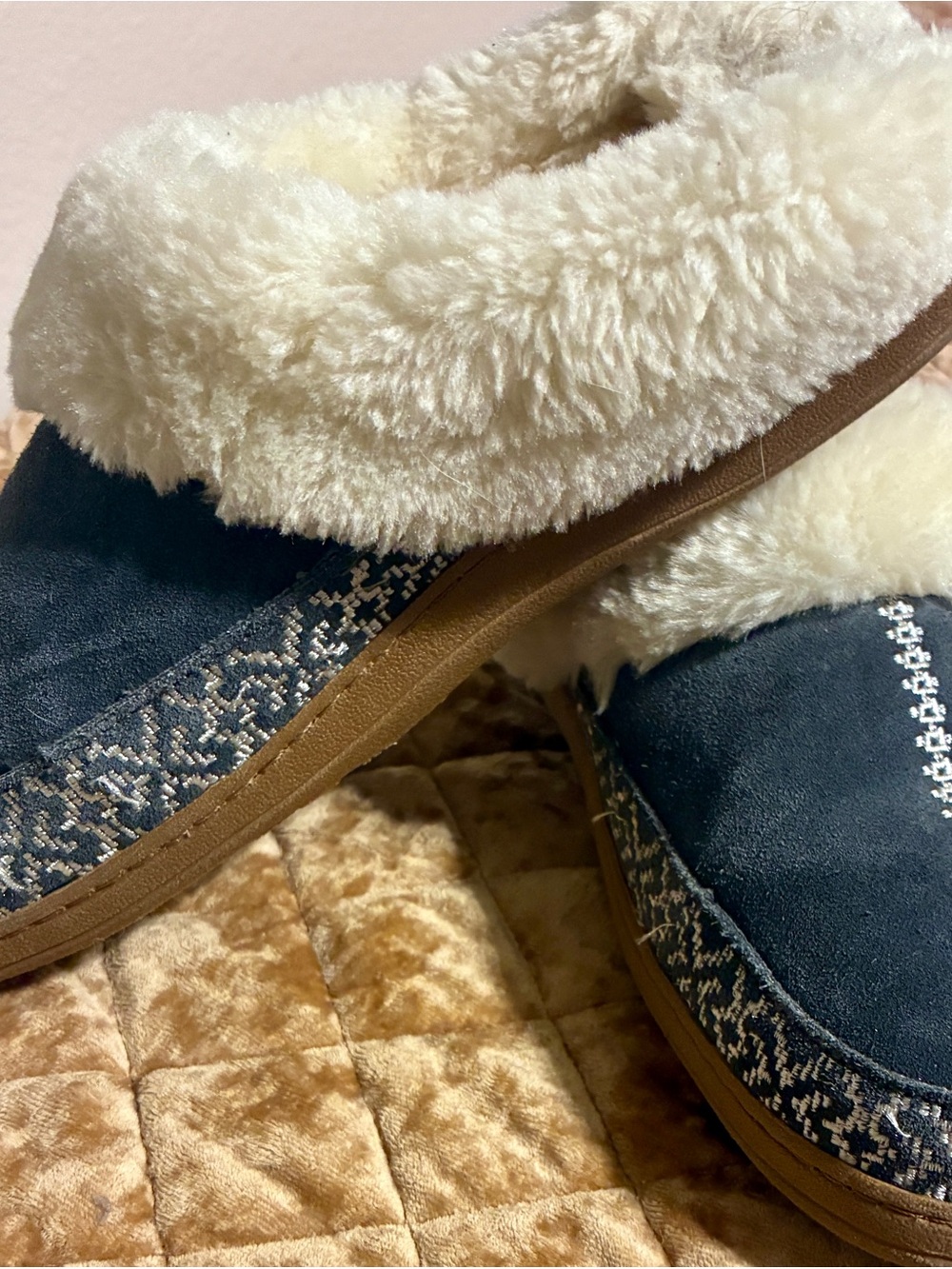 Acorn brand Cozy Shearling-Lined  women’s Slippers. Blue. Size 9.5
